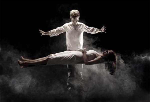 Tấm ván là mấu chốt của màn ảo thuật.