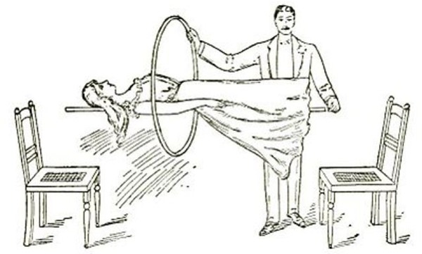 Chiếc vòng sắt được ảo thuật gia dùng phụ họa trong màn ảo thuật cũng có thiết kế đặc biệt.