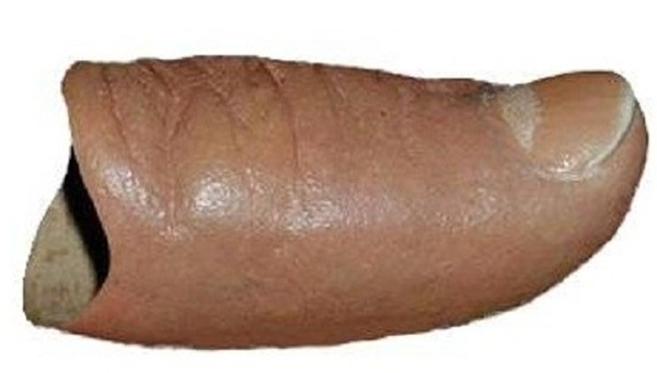 Chìa khóa của màn ảo thuật là khoảng trống trong ngón tay giả.