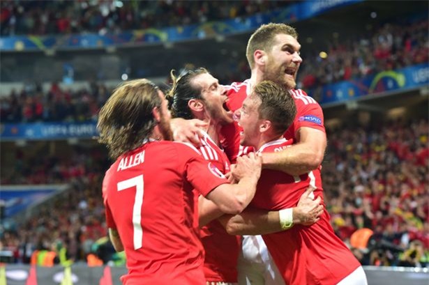 Tiết lộ: Sir Alex là người đứng sau đại chiến xứ Wales vs BĐN - Ảnh 2.