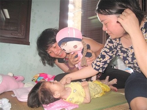 nhieu me tu nguyen den vien cho be 14 thang nang 3,5kg bu hinh anh 2