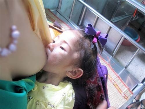 nhieu me tu nguyen den vien cho be 14 thang nang 3,5kg bu hinh anh 4