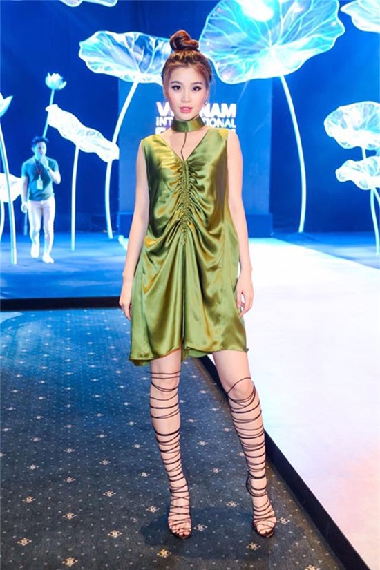 dong-nhi-dung-loat-sao-viet-doi-giay-kho-di-nhat-vbiz-1