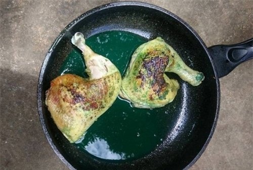 Kinh hãi đùi gà mua về chuyển màu xanh như nước sơn - Ảnh 2.