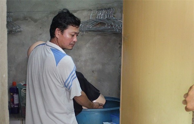 Nguoi than lat mat ke giet vo roi cho xac ve que chon cat hinh anh 2