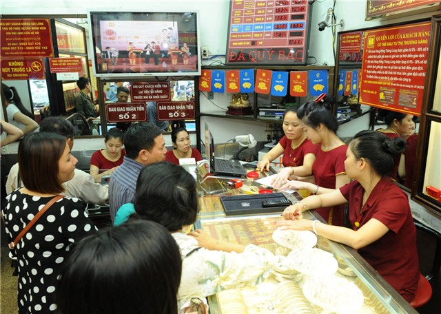 Giá vàng tăng nhanh trong mấy ngày gần đây, khiến người dân đang có tâm lý mua vàng vào để kiếm lời. Tuy nhiên, theo giới chuyên gia thì hành động này tiềm ẩn nhiều rủi ro nếu như chỉ bỏ tiền theo tâm lý đám đông