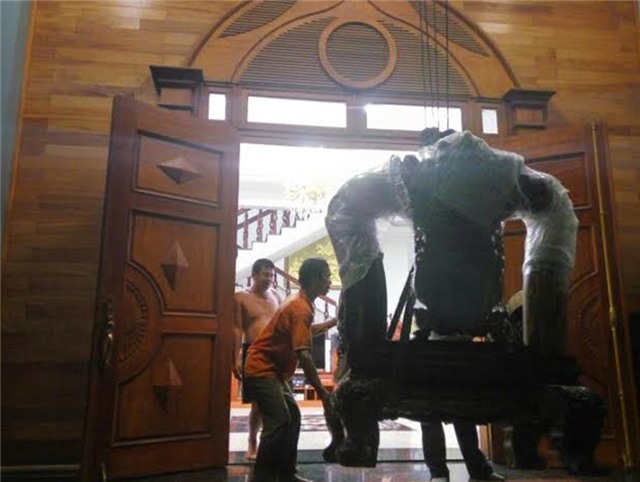 Bộ ghế kỳ lân , đại gia Sài Thành, bộ ghế lớn nhất việt nam, bộ bàn ghế 2,2 tỷ đồng