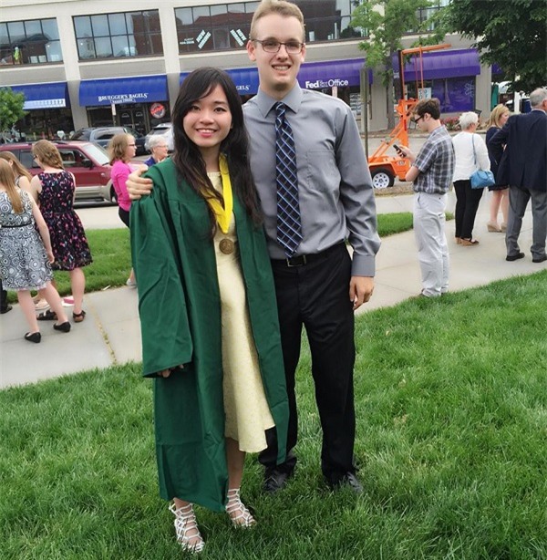 Cô gái Việt rạng rỡ trong ngày tốt nghiệp cấp 3.