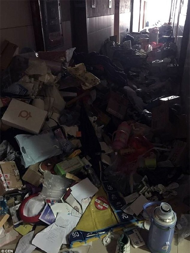 Chuyển tới ký túc xá cũ của nam sinh, hàng trăm nữ sinh sốc nặng khi thấy hình ảnh này - Ảnh 2.