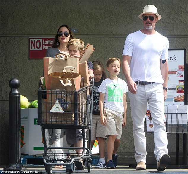 Angelina Jolie và Brad Pitt xuất hiện hiếm hoi bên các con giữa tin đồn ly dị - Ảnh 1.