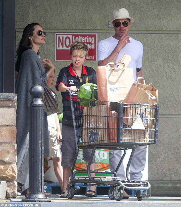 Angelina Jolie và Brad Pitt xuất hiện hiếm hoi bên các con giữa tin đồn ly dị - Ảnh 3.