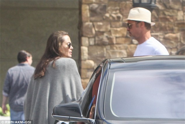 Angelina Jolie và Brad Pitt xuất hiện hiếm hoi bên các con giữa tin đồn ly dị - Ảnh 8.