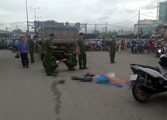 Om 2 con ngat xiu ben thi the chong bi xe tai can o Sai Gon hinh anh 1