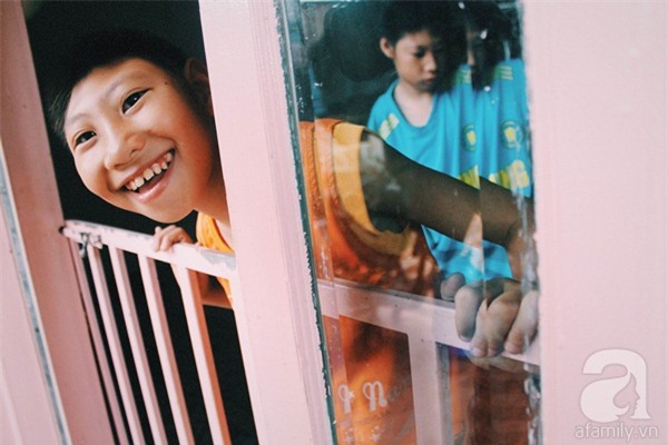 Mẹ bỏ đi khi biết 2 con bại não, cha lầm lũi