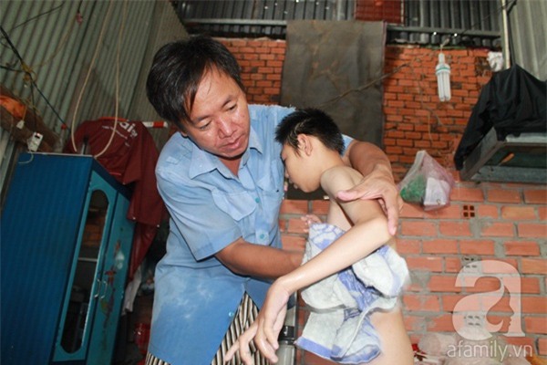 Mẹ bỏ đi khi biết 2 con bại não, cha lầm lũi