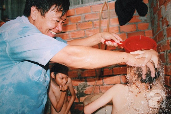 Mẹ bỏ đi khi biết 2 con bại não, cha lầm lũi