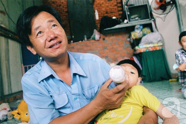 Mẹ bỏ đi khi biết 2 con bại não, cha lầm lũi