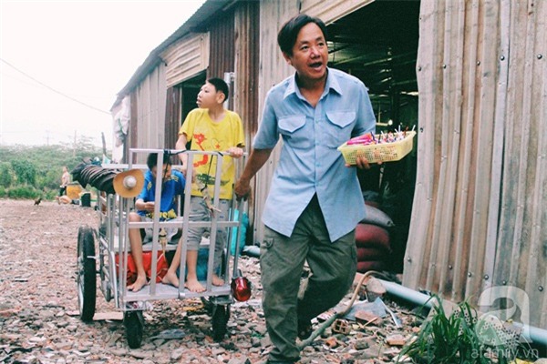 Mẹ bỏ đi khi biết 2 con bại não, cha lầm lũi