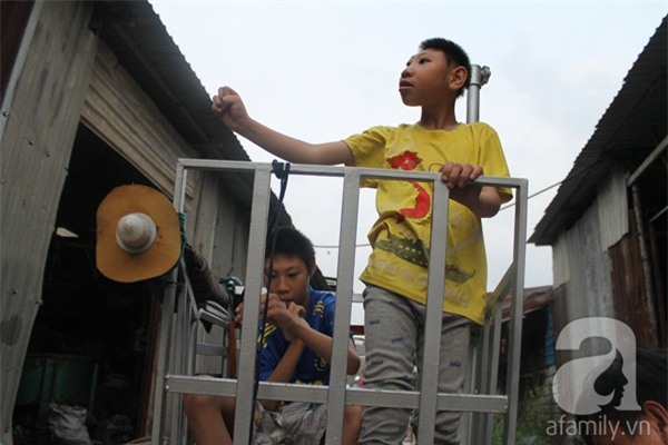 Mẹ bỏ đi khi biết 2 con bại não, cha lầm lũi