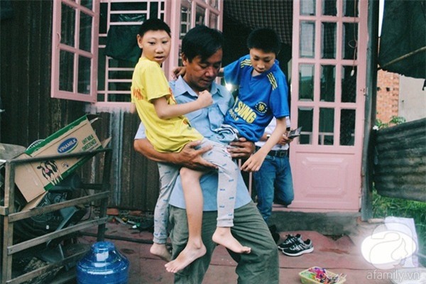 Mẹ bỏ đi khi biết 2 con bại não, cha lầm lũi