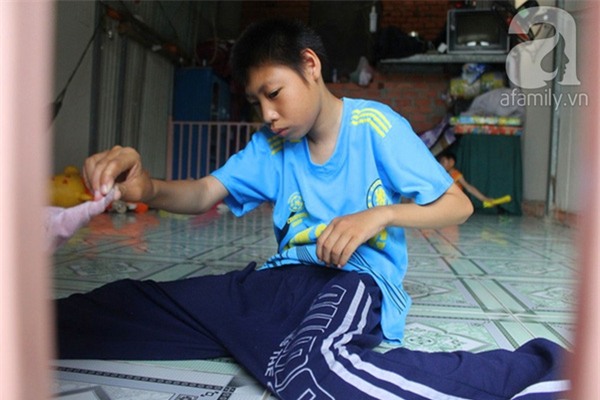 Bị mẹ bỏ rơi, cha nuôi con bại não suốt mười mấy năm trời