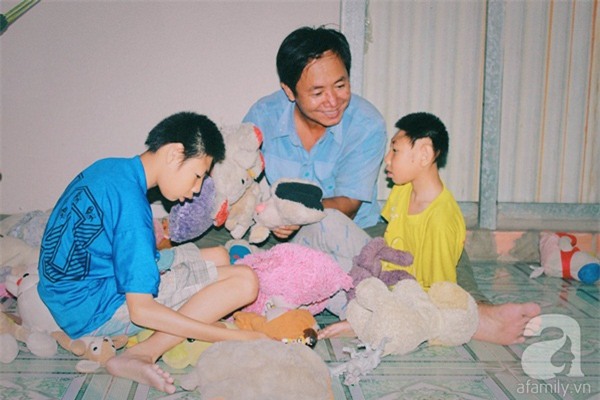 Mẹ bỏ đi khi biết 2 con bại não, cha lầm lũi