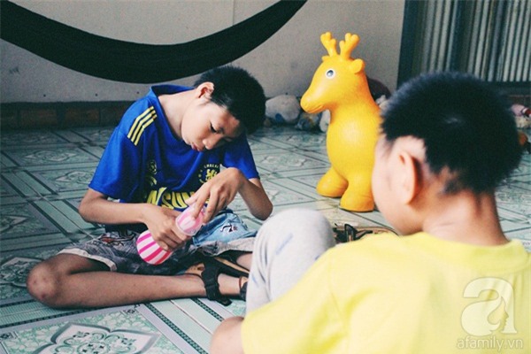 Mẹ bỏ đi khi biết 2 con bại não, cha lầm lũi