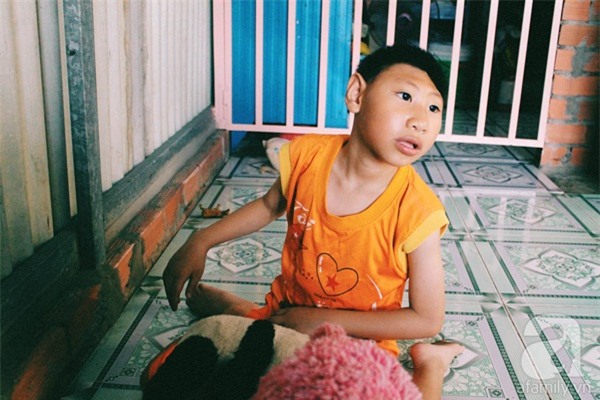 Mẹ bỏ đi khi biết 2 con bại não, cha lầm lũi