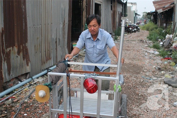 Mẹ bỏ đi khi biết 2 con bại não, cha lầm lũi