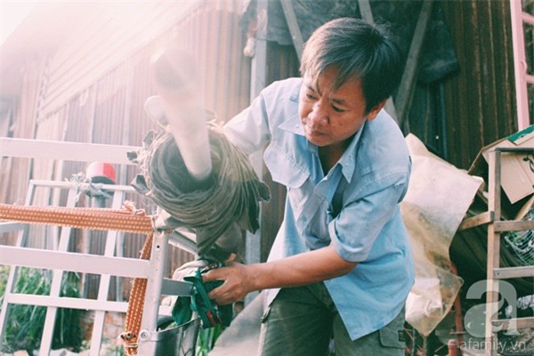 Mẹ bỏ đi khi biết 2 con bại não, cha lầm lũi