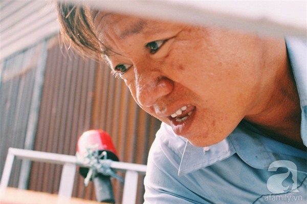 Mẹ bỏ đi khi biết 2 con bại não, cha lầm lũi