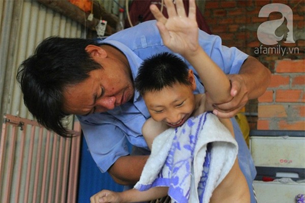 Bị mẹ bỏ rơi, cha nuôi con bại não suốt mười mấy năm trời