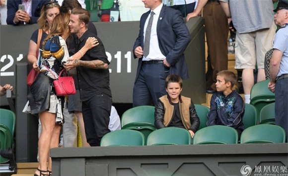 Con trai David Beckham nhìn chằm chằm khi bố ôm gái lạ 7