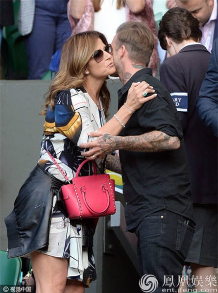 Con trai David Beckham nhìn chằm chằm khi bố ôm gái lạ 3
