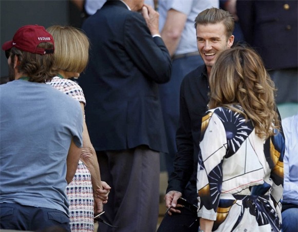 Con trai David Beckham nhìn chằm chằm khi bố ôm gái lạ 2
