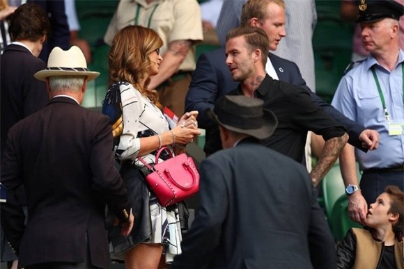 Con trai David Beckham nhìn chằm chằm khi bố ôm gái lạ 1