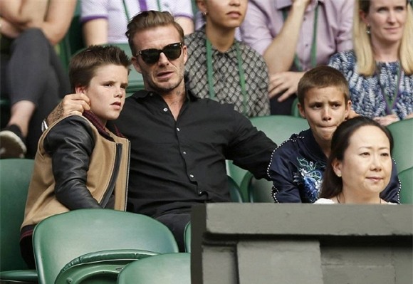 Con trai David Beckham nhìn chằm chằm khi bố ôm gái lạ 6
