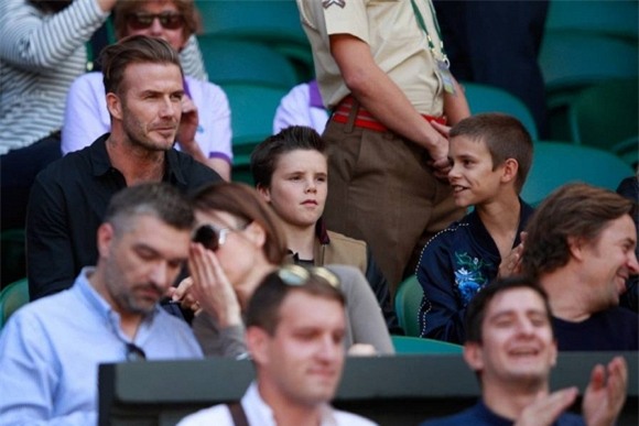 Con trai David Beckham nhìn chằm chằm khi bố ôm gái lạ 5