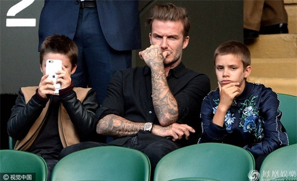 Con trai David Beckham nhìn chằm chằm khi bố ôm gái lạ 4