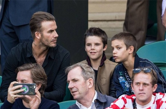 Con trai David Beckham nhìn chằm chằm khi bố ôm gái lạ 0