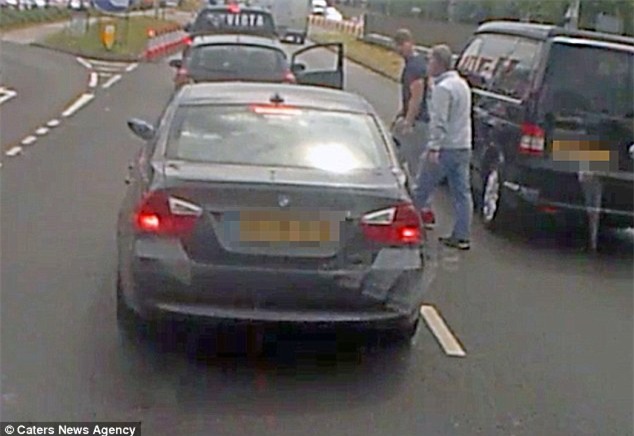 Cậy xe sang lanh chanh đòi vượt, chủ xe BMW nhận bài học nhớ đời - Ảnh 4.