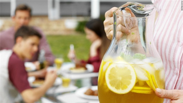 Cảnh báo: Suy thận vì uống 16 cốc trà đá mỗi ngày - Ảnh 2.