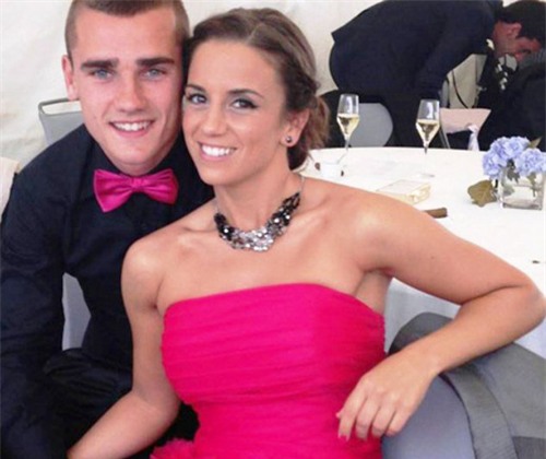 Đọ sắc WAGs Pháp - Đức: Phóng viên ảnh sẽ