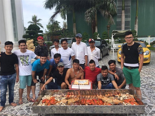 Nồi lẩu hải sản gần 50 triệu dài 2 mét gây sốt ở Cà Mau - Ảnh 10.