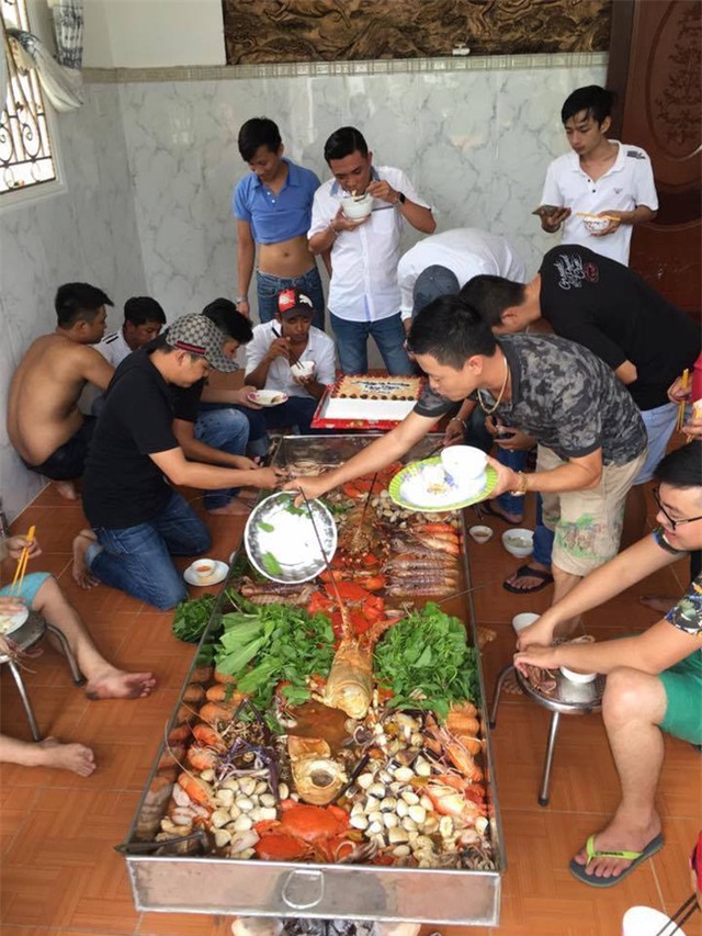 Nồi lẩu hải sản gần 50 triệu dài 2 mét gây sốt ở Cà Mau - Ảnh 11.