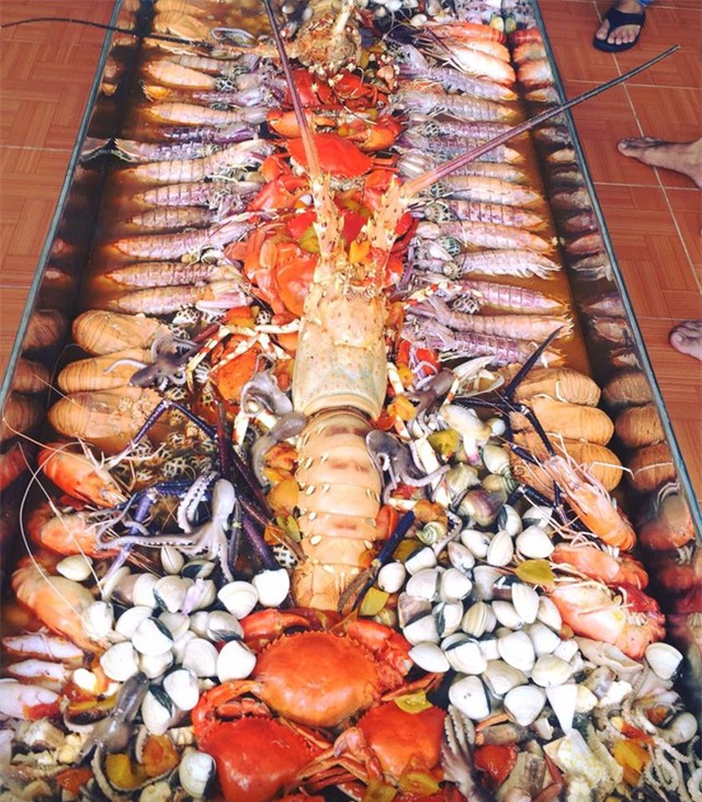 Nồi lẩu hải sản gần 50 triệu dài 2 mét gây sốt ở Cà Mau - Ảnh 2.