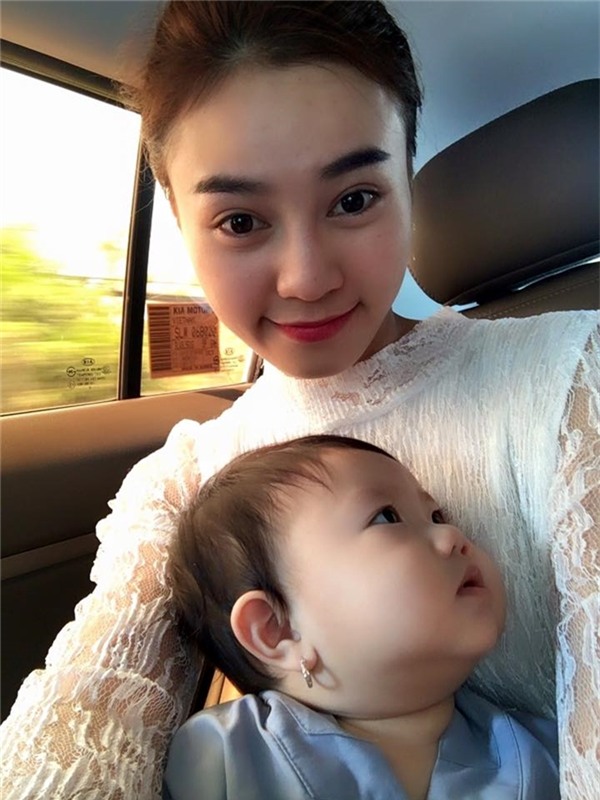 Hiểu rõ ưu điểm này nên ngày thường người đẹp rất ít khi kẻ eye-liner hay gắn mi giả dày cộp cho đôi mắt của mình. - Tin sao Viet - Tin tuc sao Viet - Scandal sao Viet - Tin tuc cua Sao - Tin cua Sao
