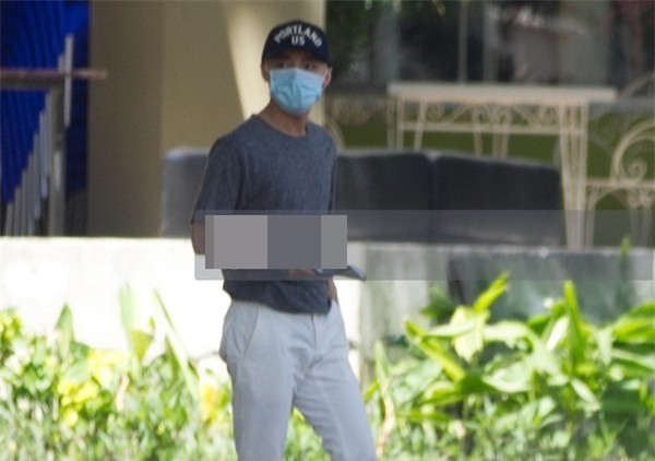 Dù đang đứng trong khu nhà nơi Sơn Tùng đang ở nhưng anh vẫn 