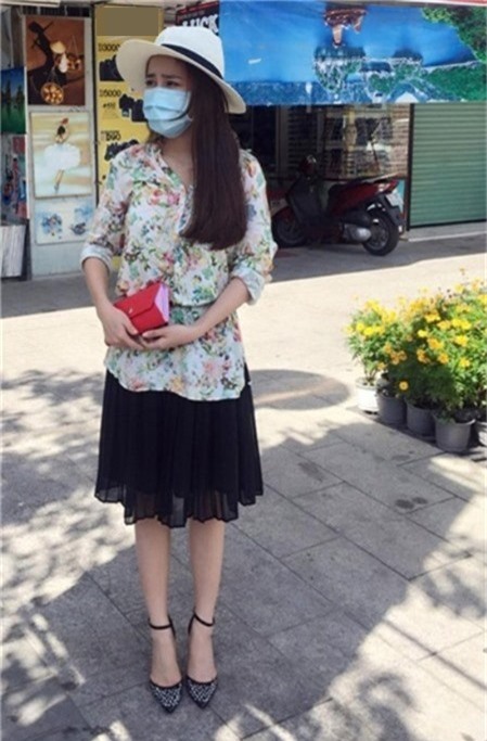 Dù đã trang bị chiếc nón rộng vành và khẩu trang che mặt nhưng Ninh Dương Lan Ngọc vẫn lo sợ ánh nắng gây hại cho da. Nữ diễn viên cẩn thận núp bóng râm trong lúc đứng chờ bạn.   - Tin sao Viet - Tin tuc sao Viet - Scandal sao Viet - Tin tuc cua Sao - Tin cua Sao