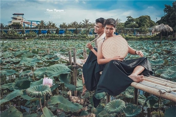 Bộ ảnh hoa sen độc và điên của hai chàng trai gây bão mạng